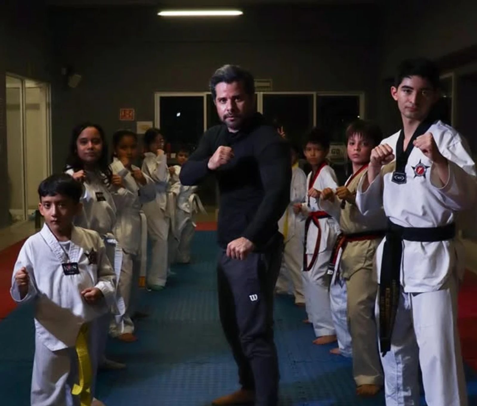 Clase de taekwondo con su maestro